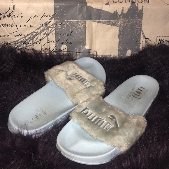 Villain Underskrift Efterar Rihanna Fenty Puma Fur Slides Ryd Op Strand Skuespiller Villain Underskrift Efterar Rihanna Fenty Puma Fur Slides Ryd Op Strand Skuespiller